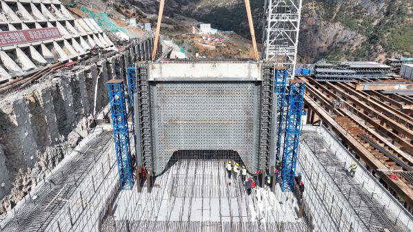 中铁宝桥参建“世界最大跨径空间缆悬索桥”西香高速泸沽湖特大桥索塔首吊成功 (2)