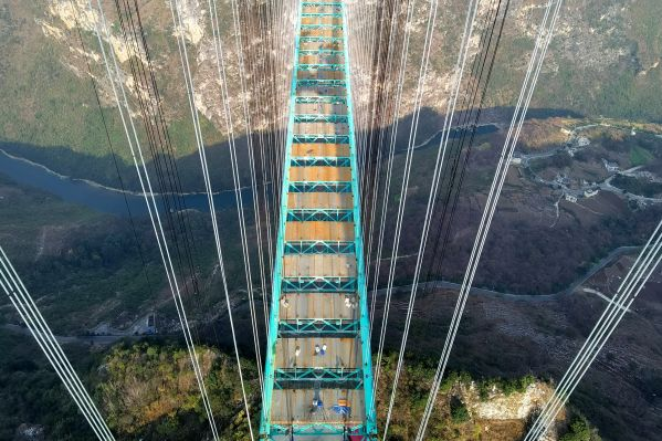 “世界第一高桥” 六安高速花江峡谷大桥合龙2